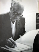 Emeterio Cuadrado firmando su libro sobre la Panoplia Ibérica. I Jornadas Regionales de Arqueología. Murcia Mayo de 1990.