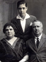 Emeterio Cuadrado con sus padres c.1920
