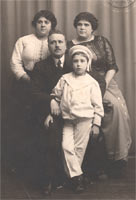 Emeterio Cuadrado con sus padres y su tia Teresa. Murcia 1914.
